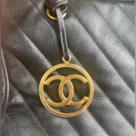 Chanel medallion caviar v stitch chevron tote - Picture 5 of 12